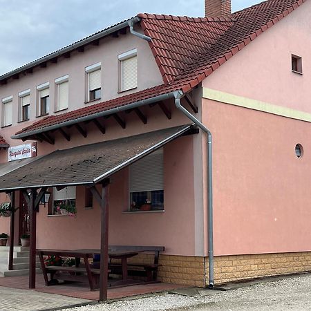 Hangulat Szálló Acomodação com café da manhã Zalaszentbalazs Exterior foto