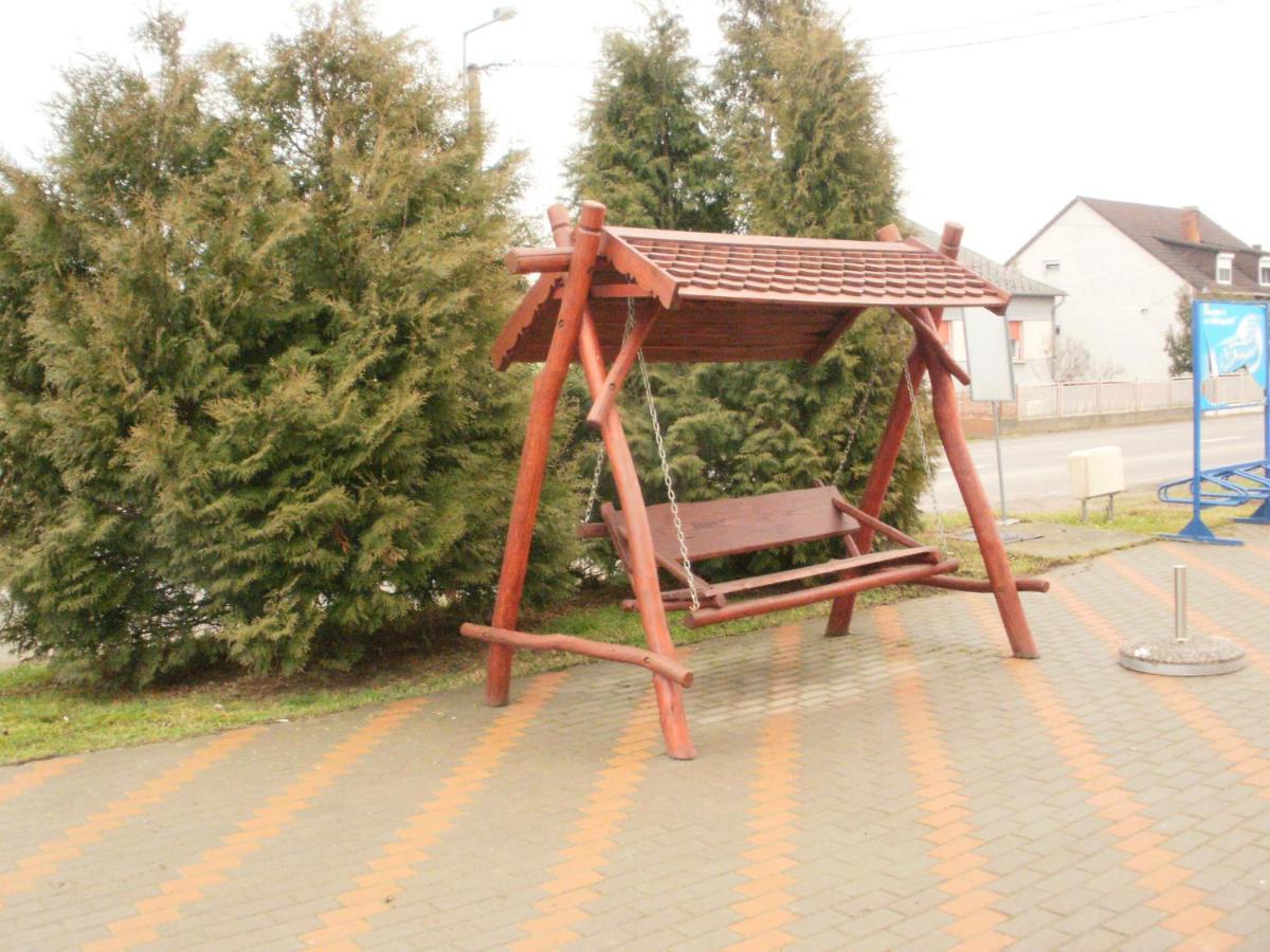 Hangulat Szálló Acomodação com café da manhã Zalaszentbalazs Exterior foto