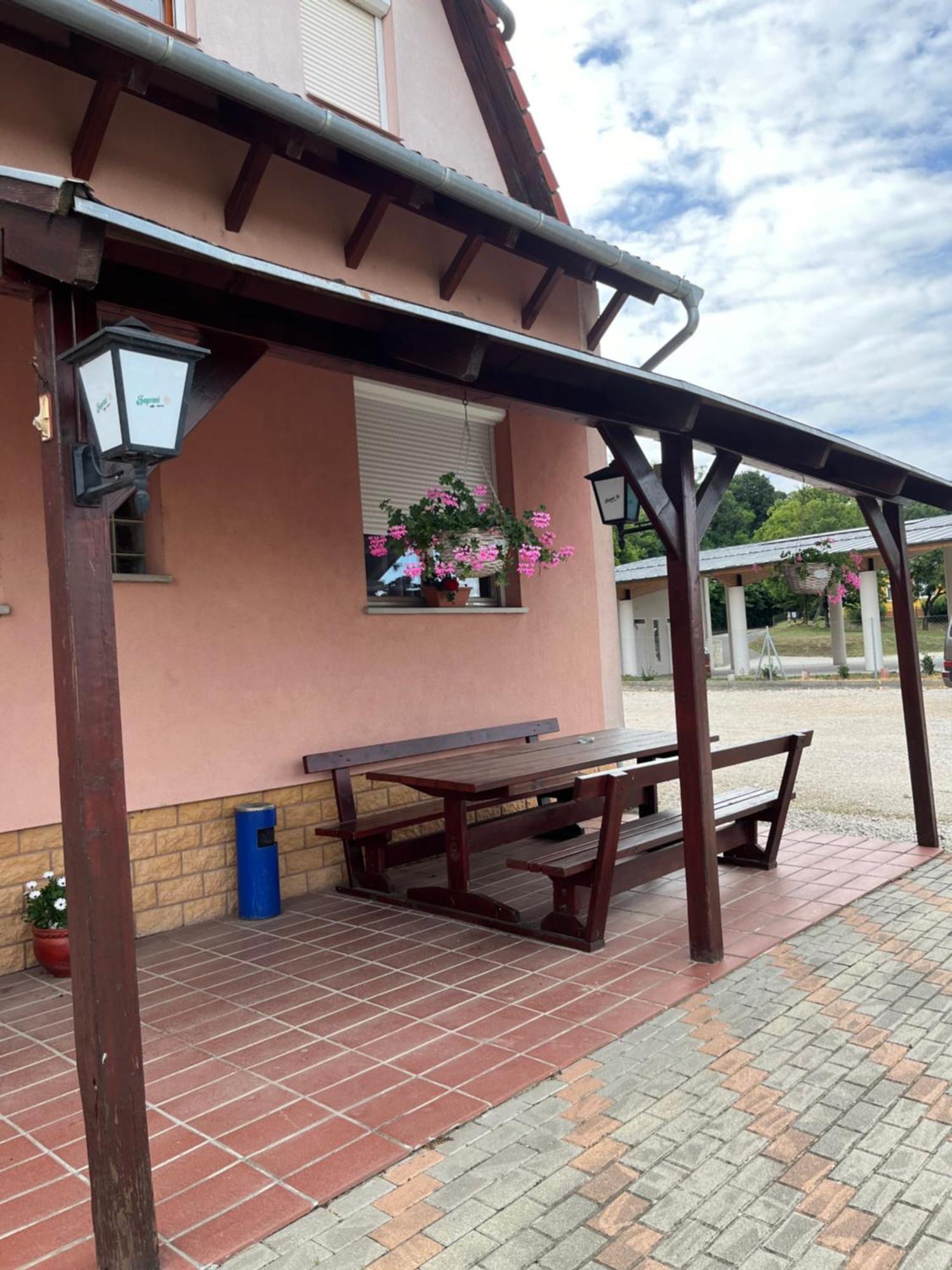 Hangulat Szálló Acomodação com café da manhã Zalaszentbalazs Exterior foto